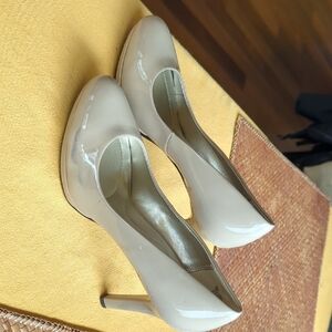 Bandolino Elegant Beige Patent Heels